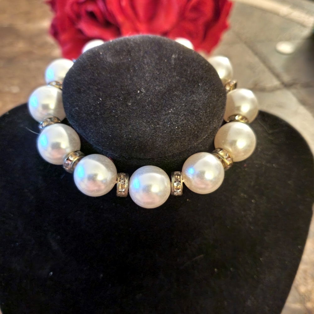 5/25 Vintage Faux Pearl stretchy bracelet with gold rhinestone pieces in between